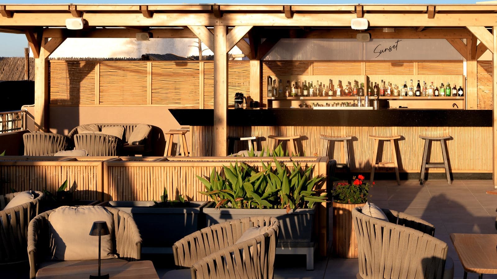 bars-sunset-signature-cocktails-bar