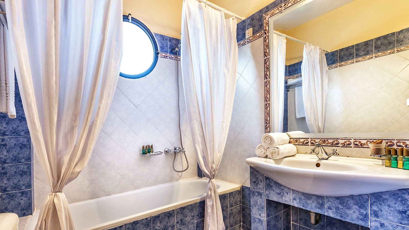 rooms-family-room