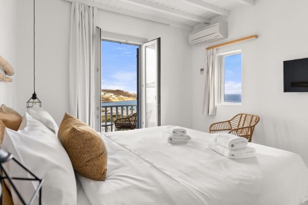 rooms-friends-and-family-room-sea-view