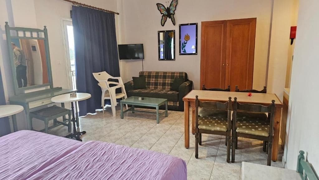rooms-apartment-1-bedroom-balcony-or-terrace