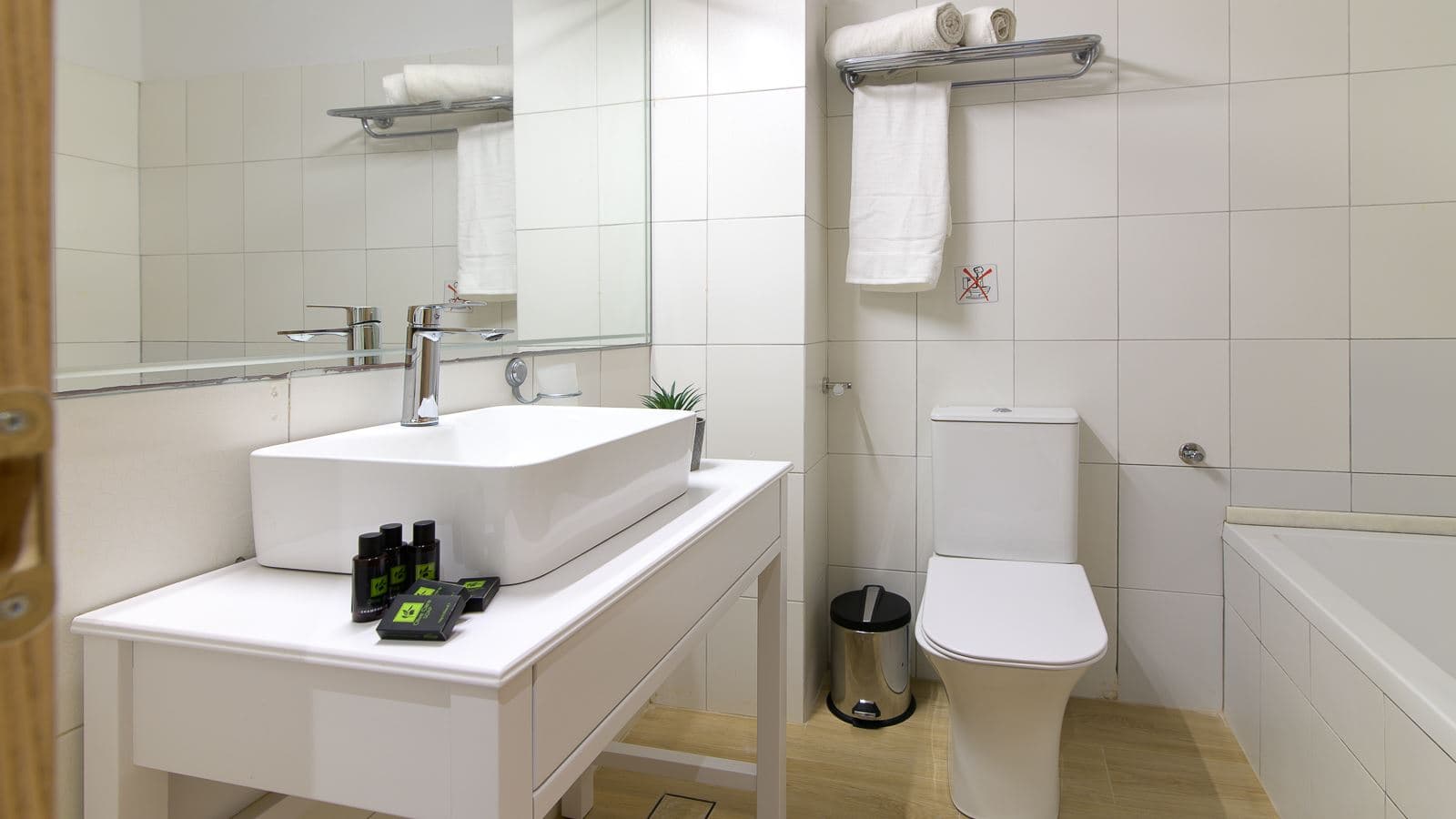 rooms-room-superior-double-cityview-balcony