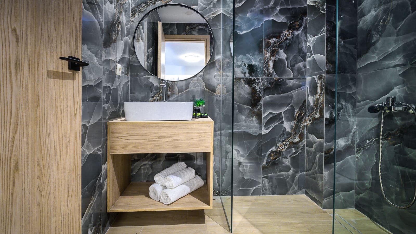rooms-deluxe-family-suite--cityview-balcony