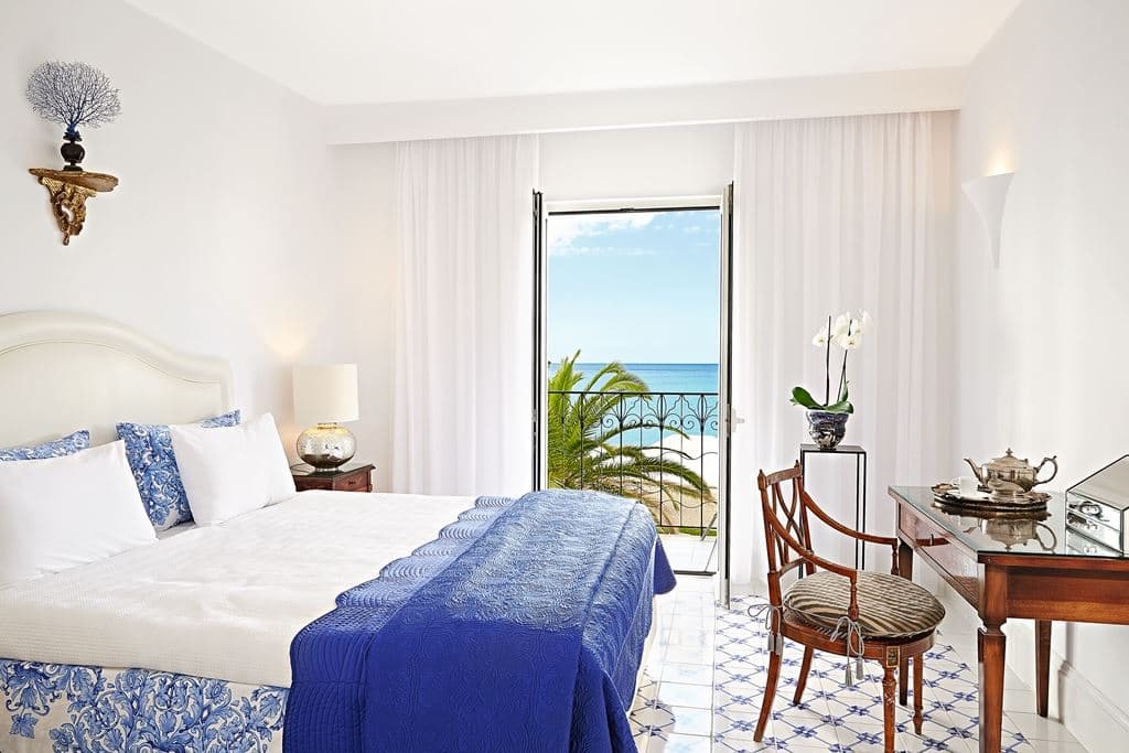 rooms-villa-3-bedrooms-sea-front
