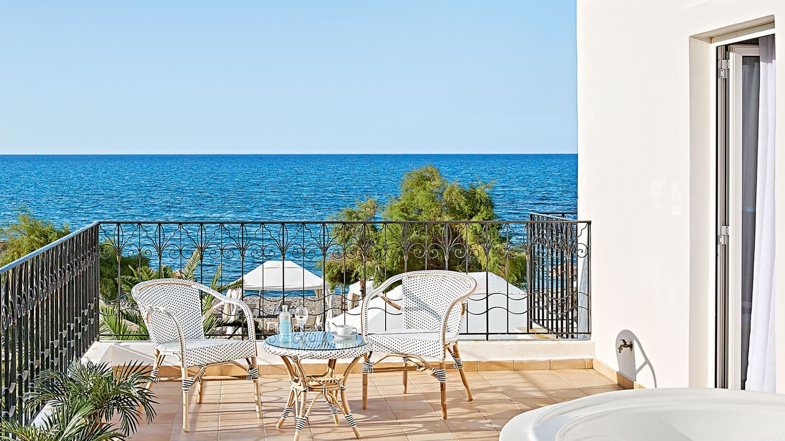 rooms-villa-4-bedrooms-beach-front-outdoor-jacuzzi