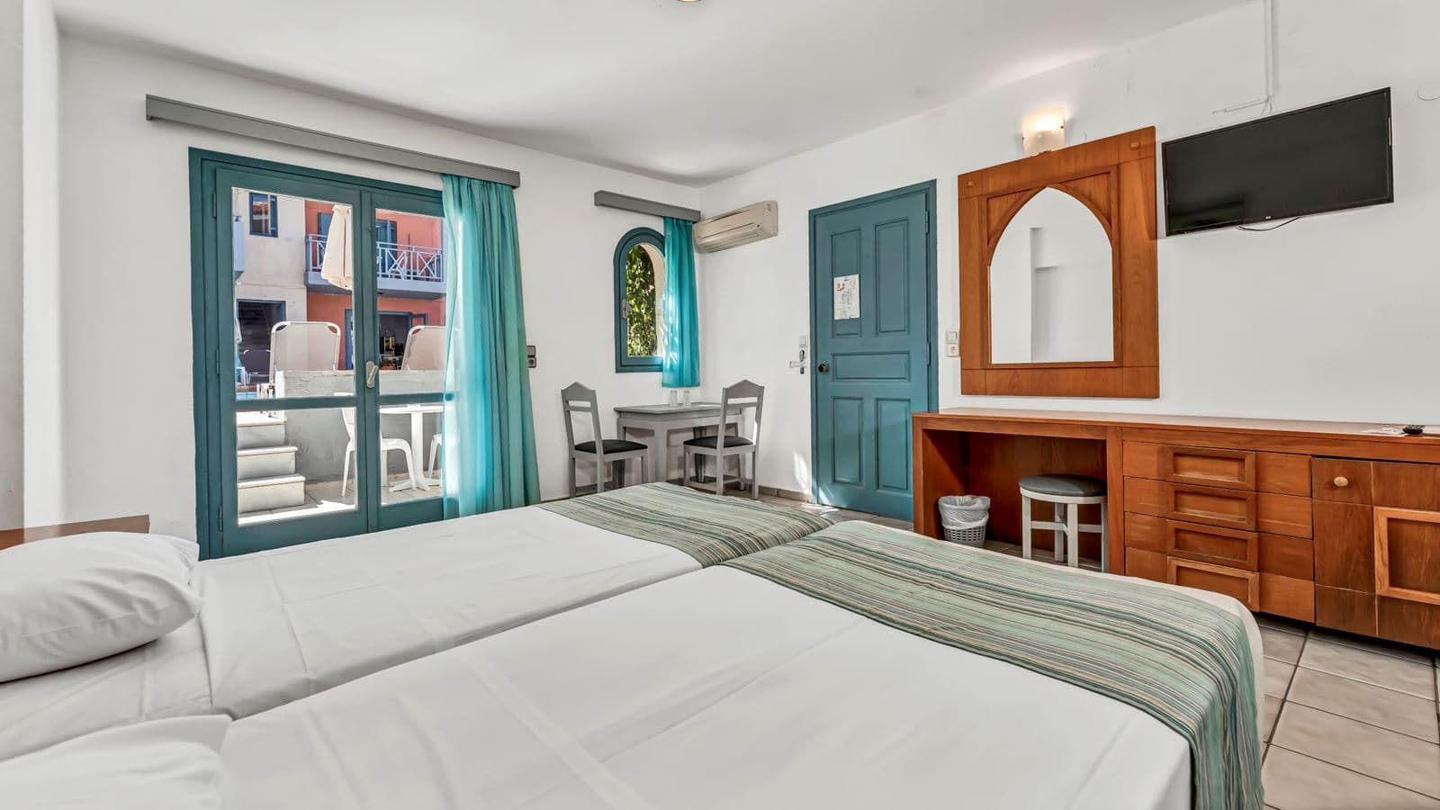 rooms-double-or-triple-pool-front