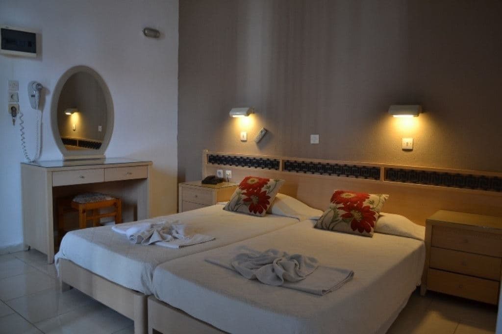 rooms-studio-garden-view