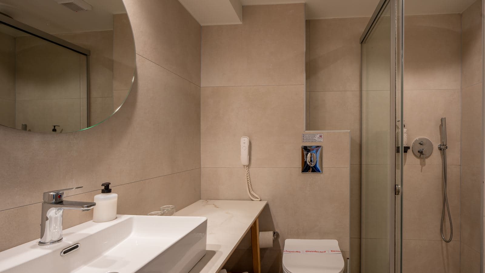 rooms-deluxe-room-pool-view
