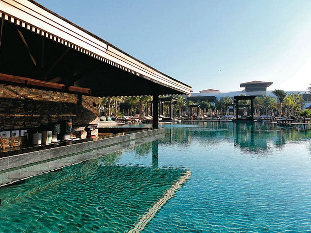 bars-poolside-bar