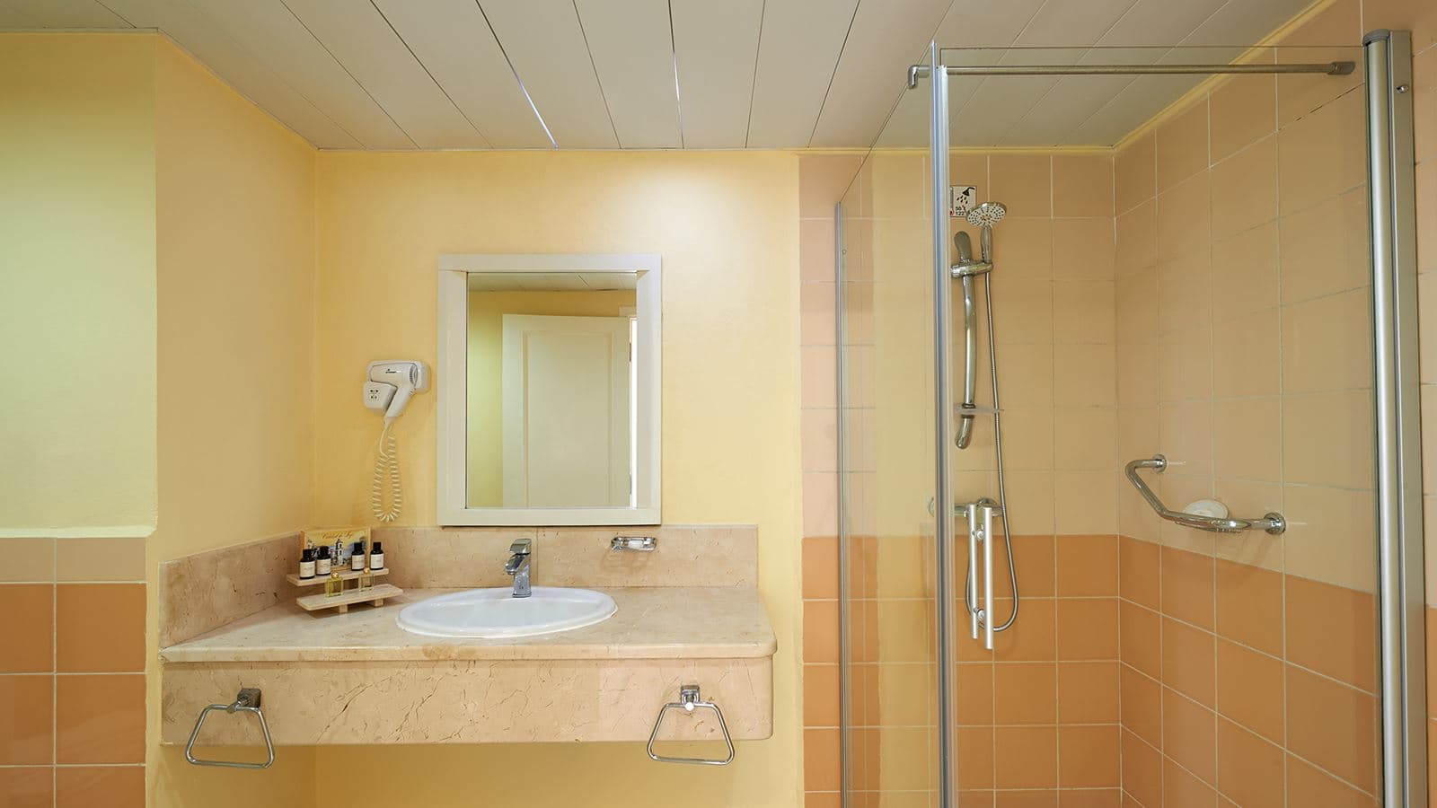 rooms-club-room