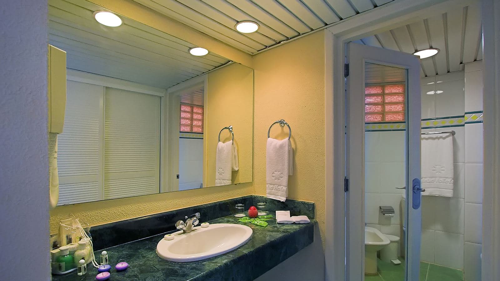 rooms-deluxe-room