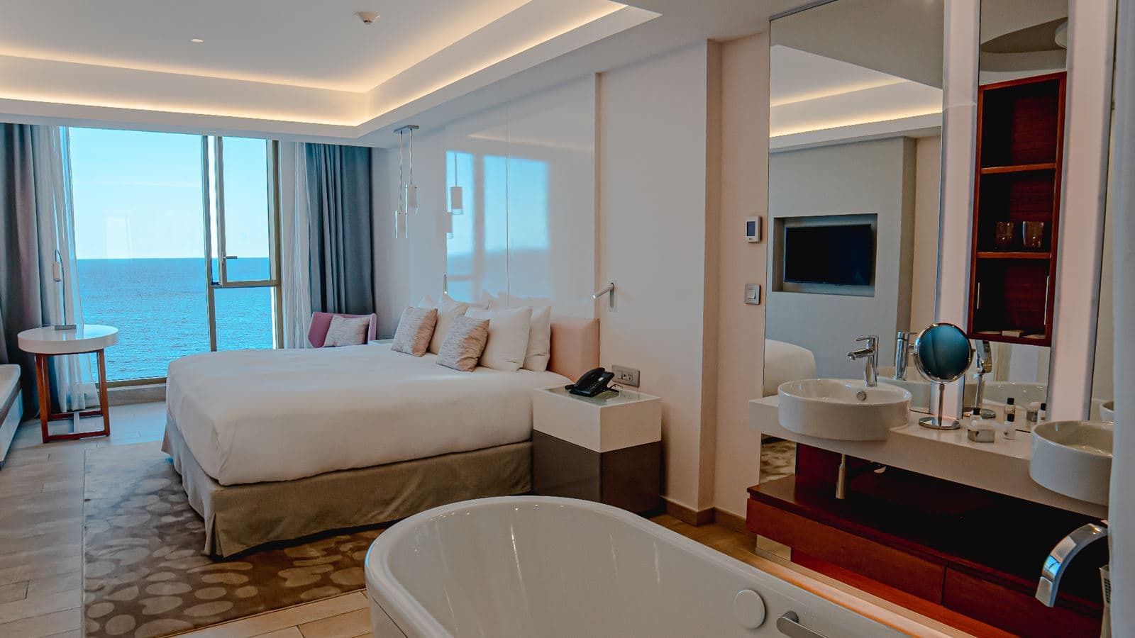 rooms-luxury-room-ocean-sunset