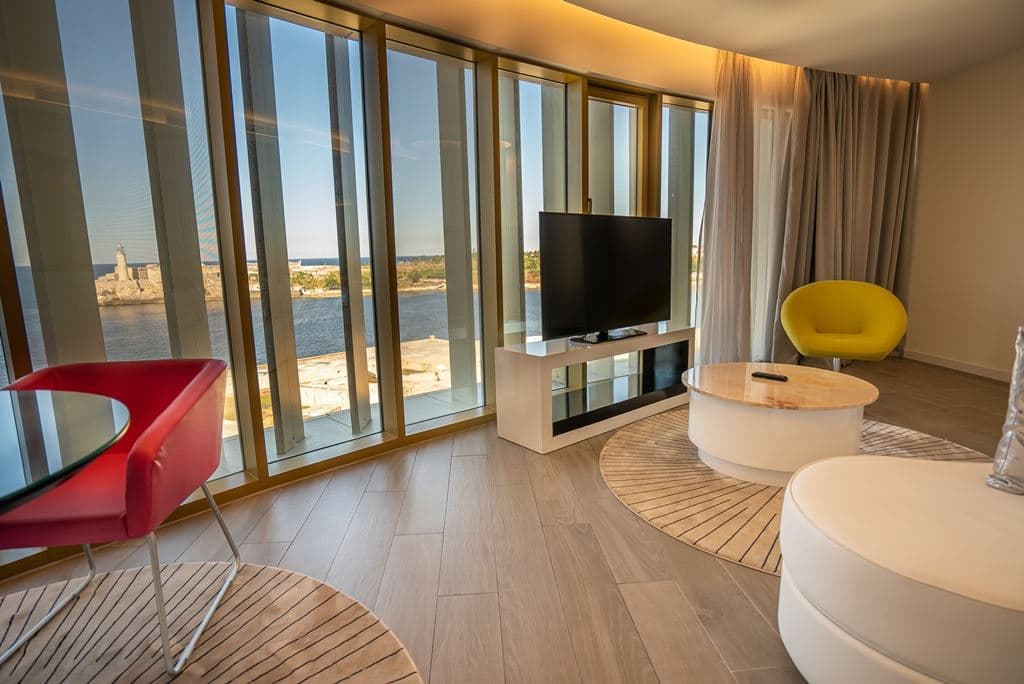 rooms-luxury-suite-panorama-view