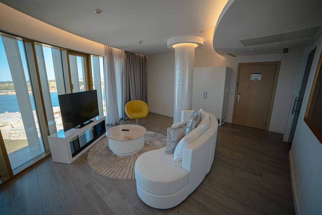 rooms-luxury-suite-panorama-view