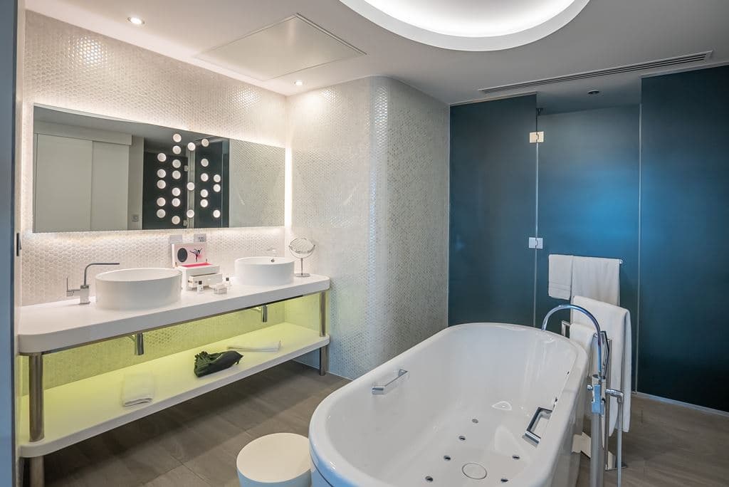 rooms-luxury-suite-panorama-view