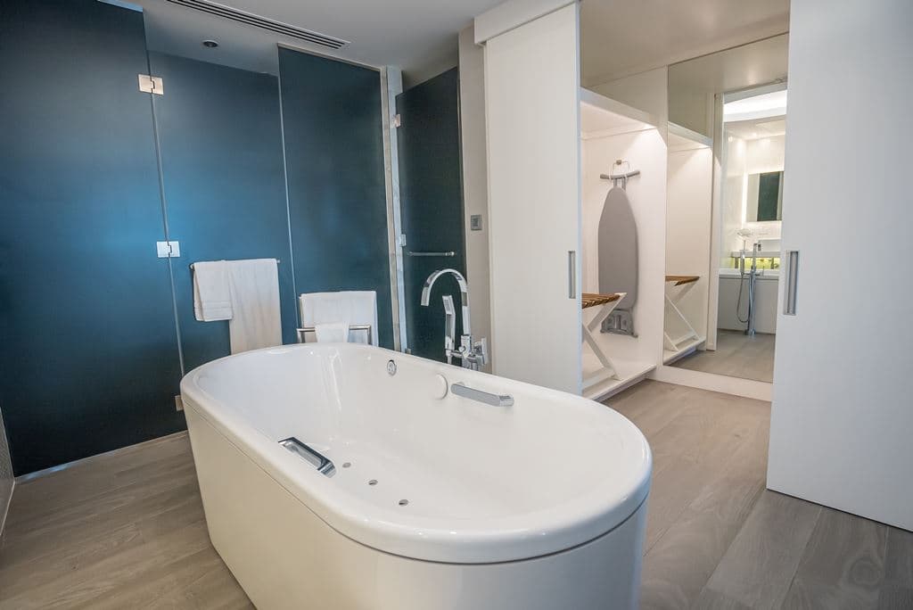 rooms-luxury-suite-panorama-view