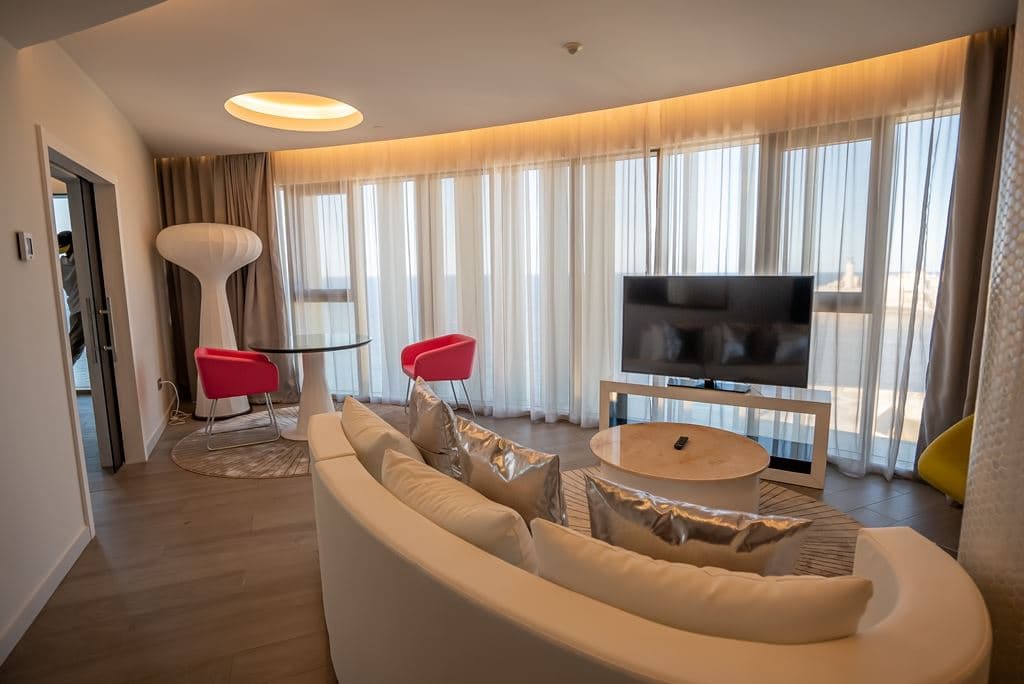 rooms-luxury-suite-panorama-view