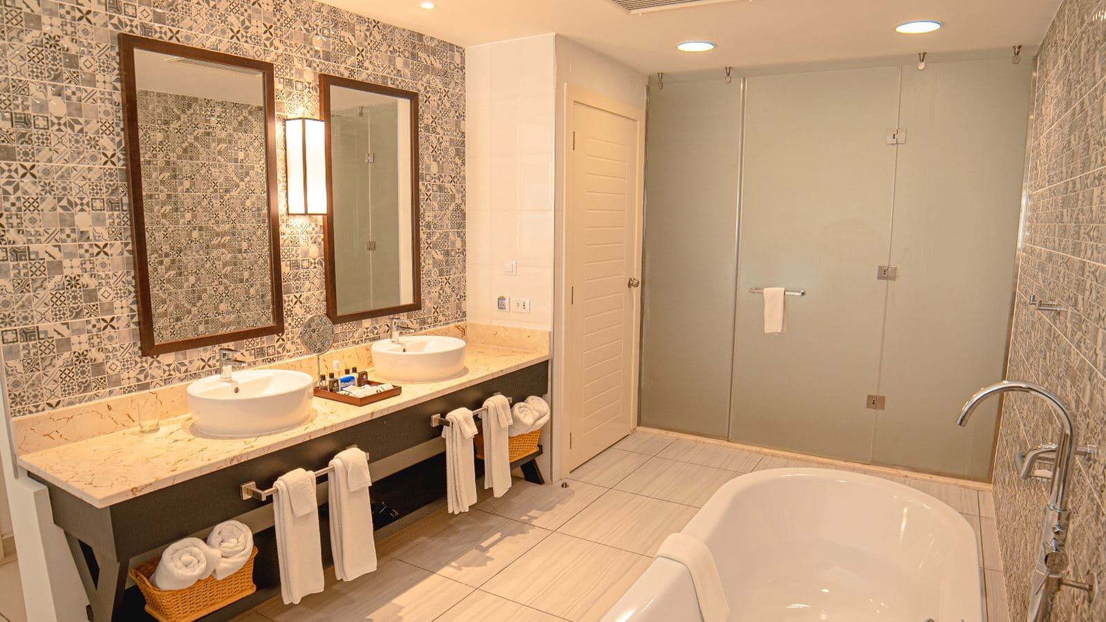 rooms-deluxe-suite-ocean-view