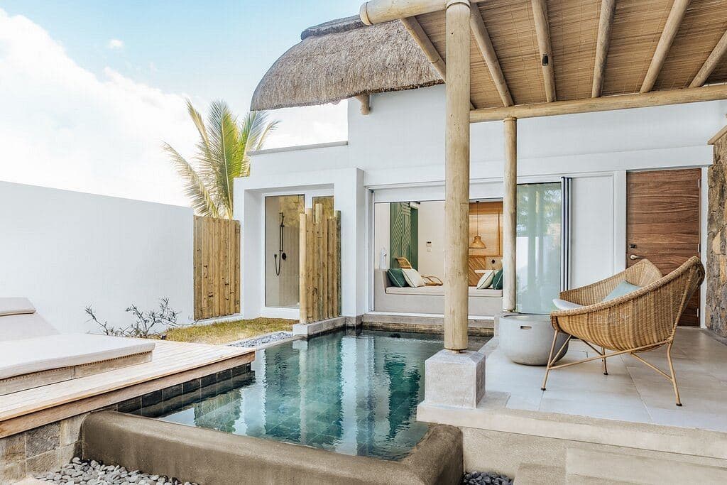 rooms-room-couple-swim-up