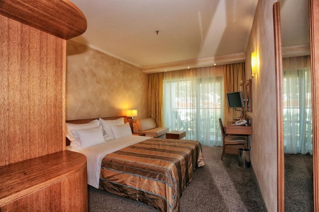rooms-standard-double-room-poolside-sea-view-3-pax