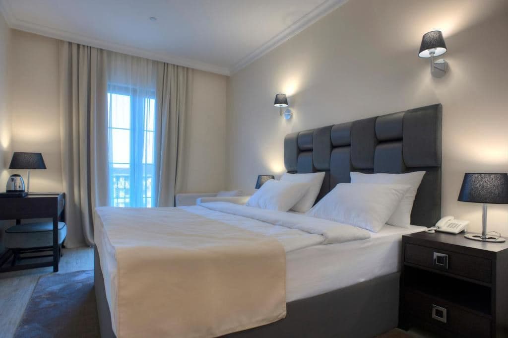 rooms-double-room-french-bed