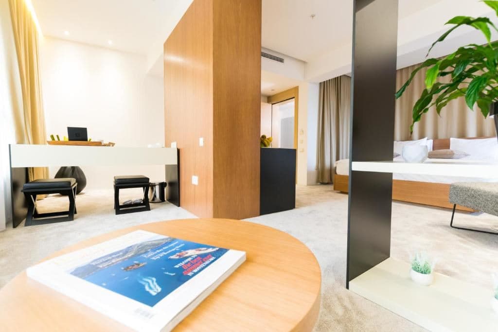 rooms-comfort-suite-partial-sea-view-balcony