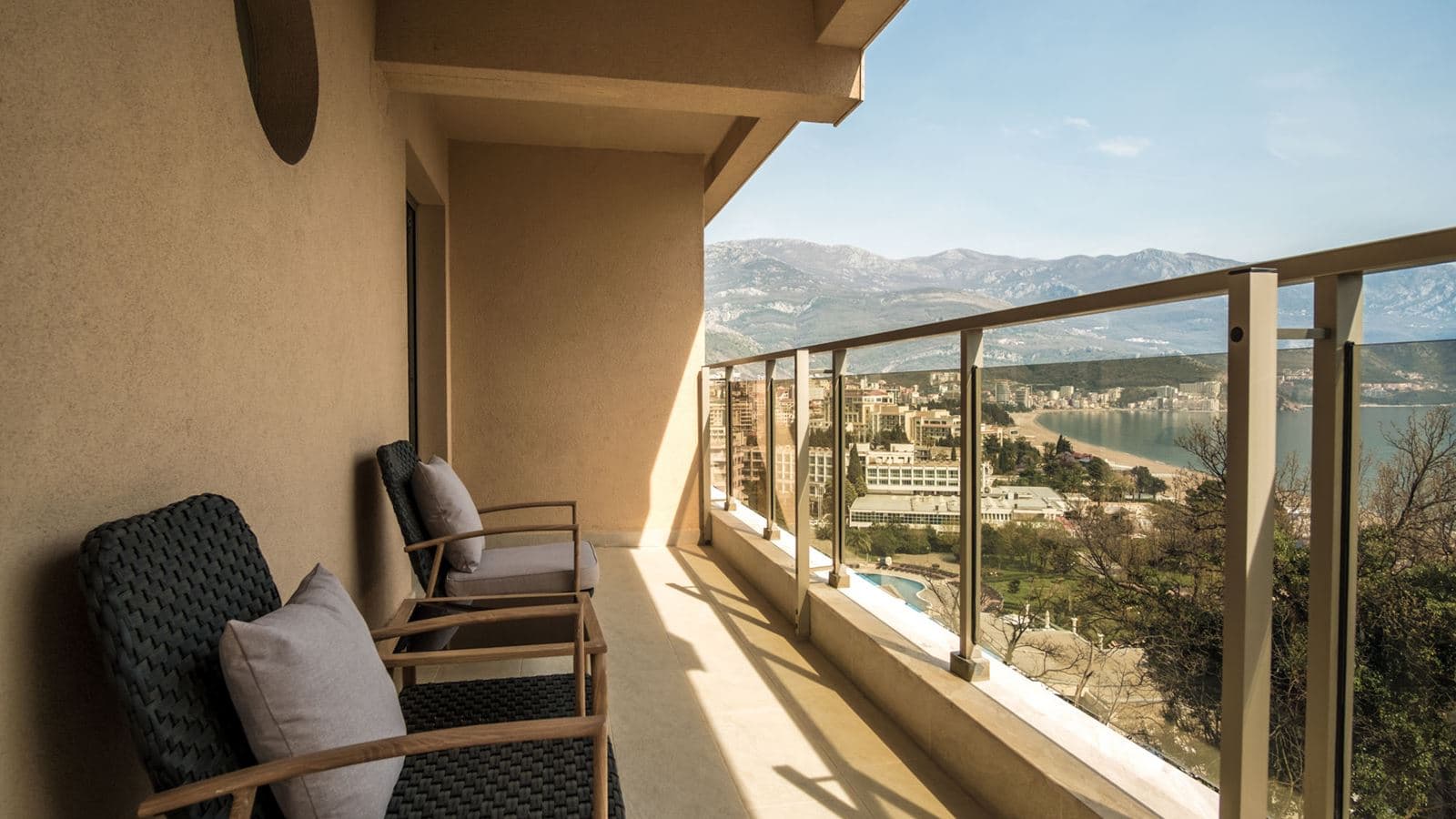 rooms-comfort-suite-partial-sea-view-balcony
