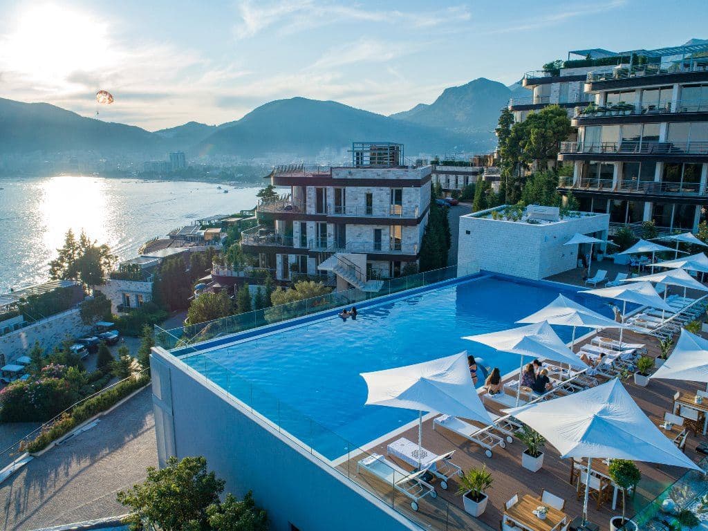 bars-infinity-pool-club