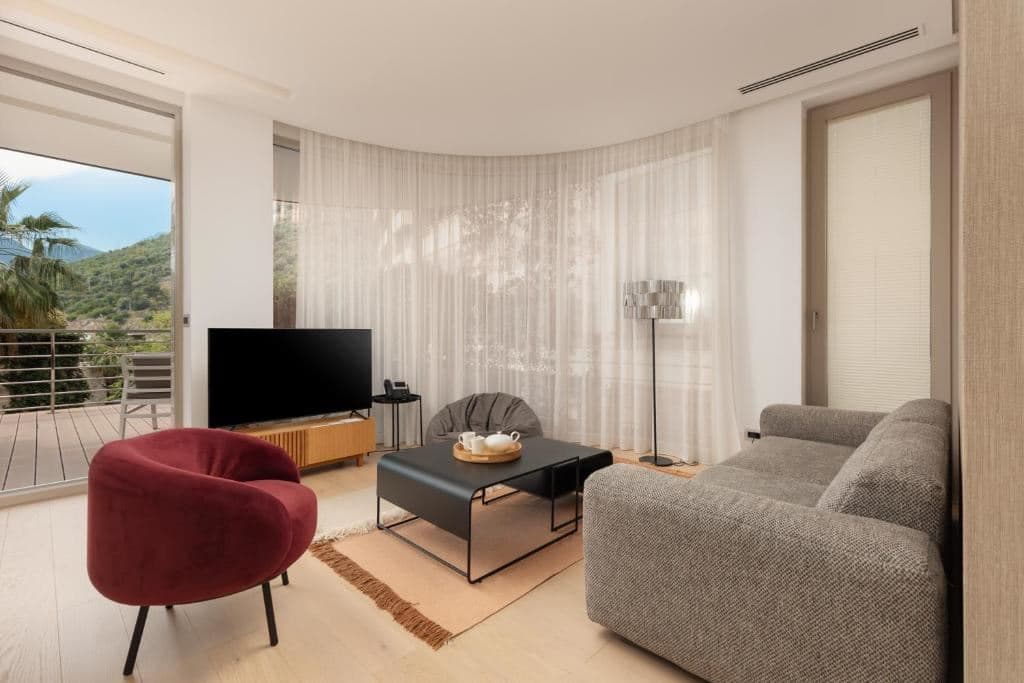 rooms-three-bedrooms-residence-garden-line
