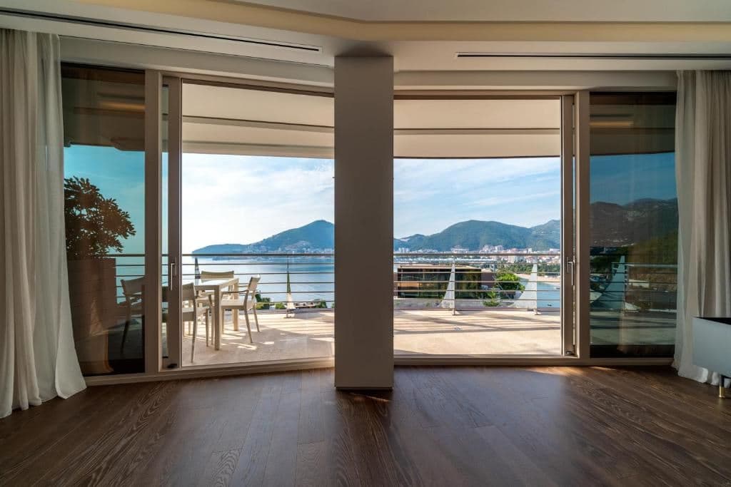 rooms-three-bedrooms-residence-sea-view-sunny-hill-line