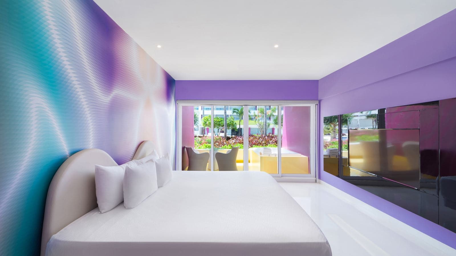 rooms-plush-jacuzzi-room