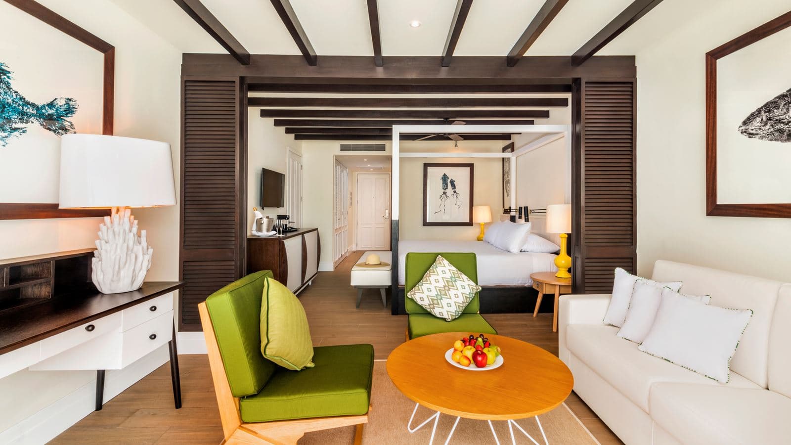 rooms-junior-suite-daisy-pool-view