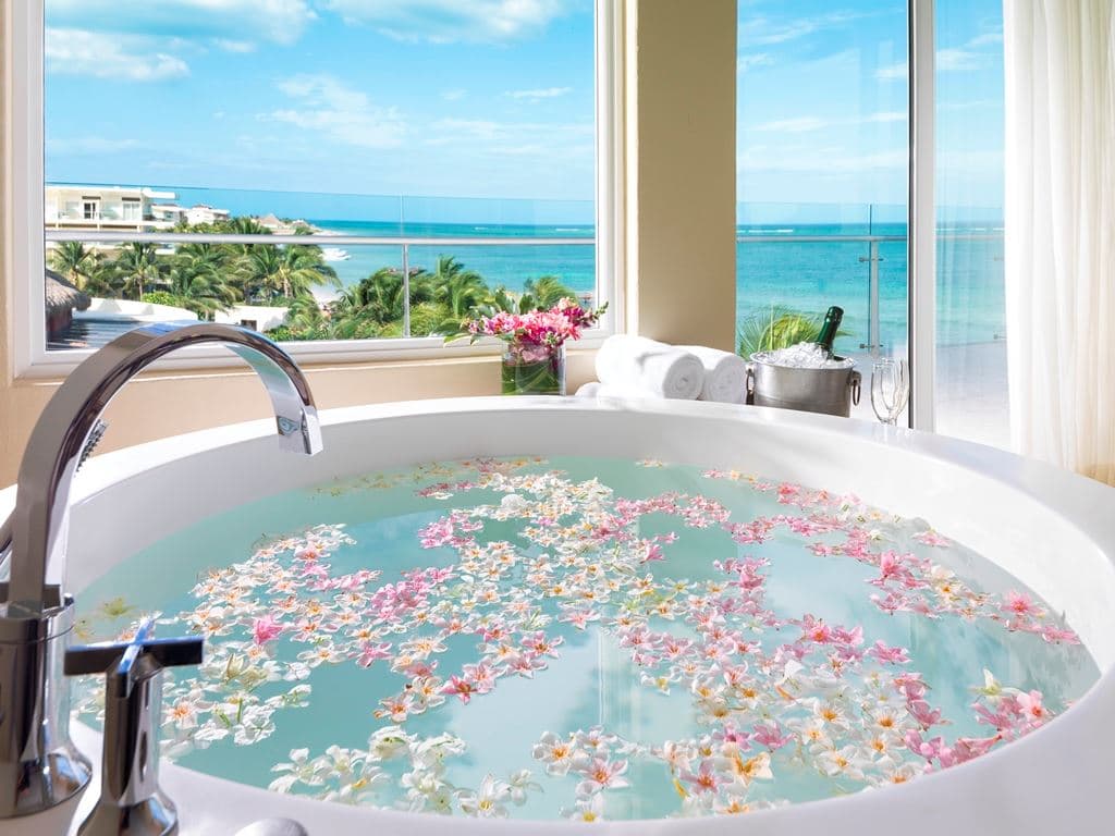 rooms-honeymoon-oceanfront-suite