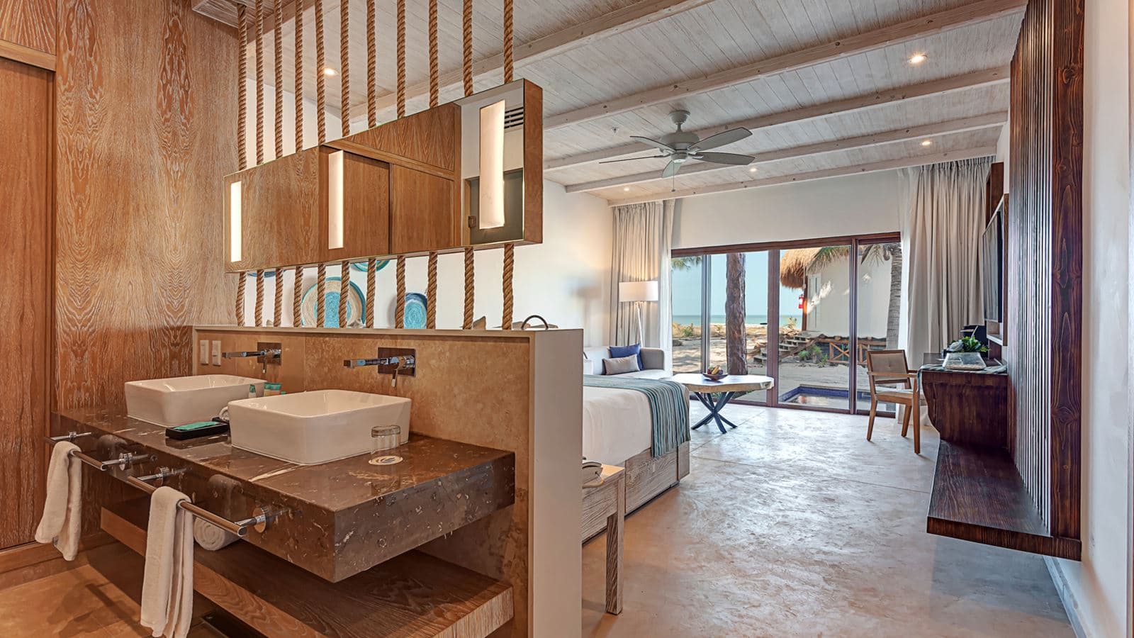 rooms-deluxe-junior-suite-ocean-front-swim-out
