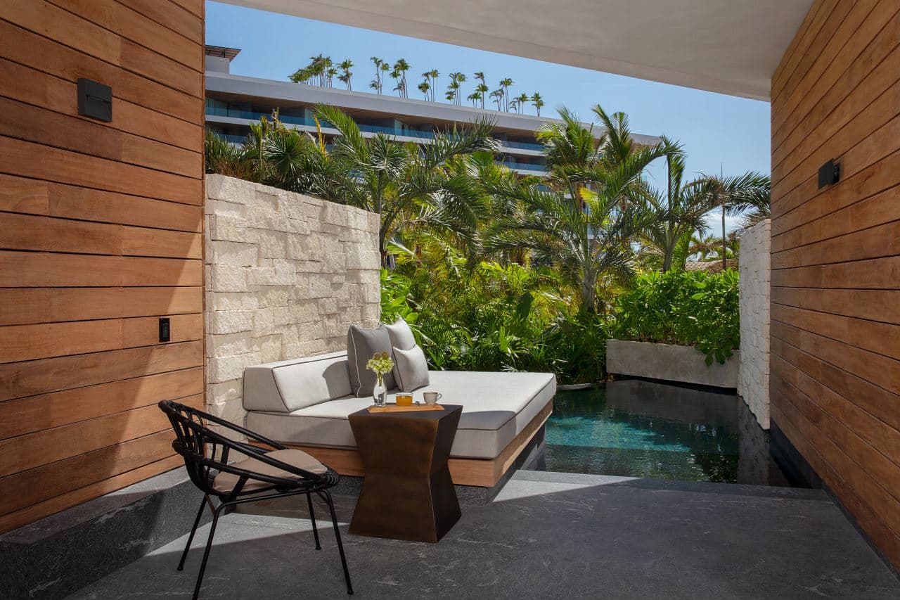 rooms-preferred-club-junior-suite-swim-out-tropical-view