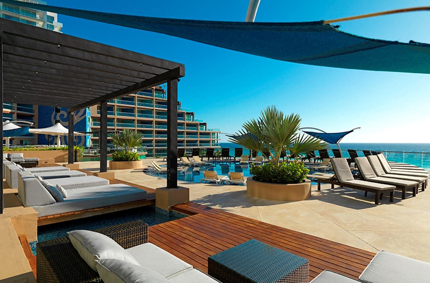 bars-float-pool-bar