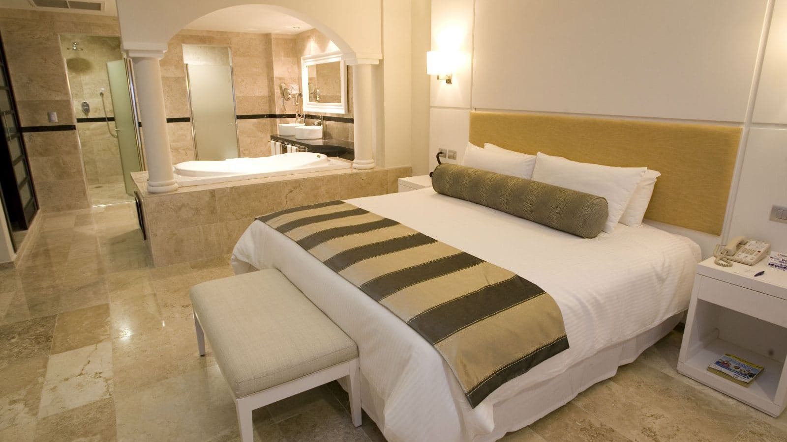 rooms-master-suite