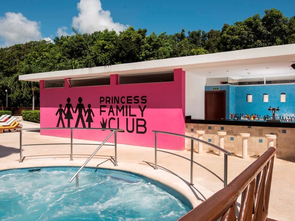 bars-swim-up-bar