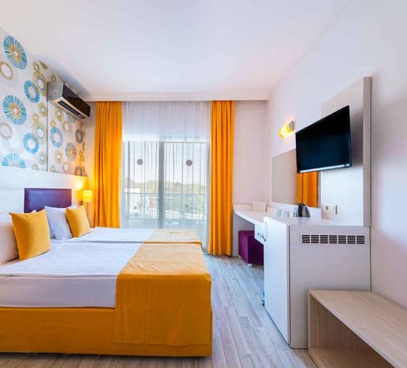 HOTEL STANDARD ROOM WITH FRENCH BALCONY Camerele