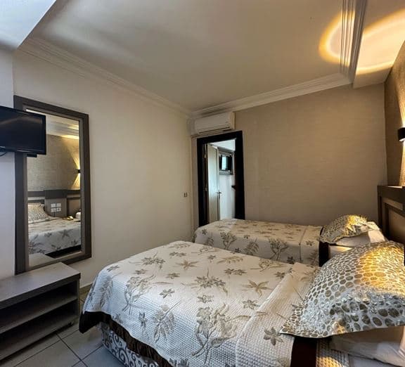 MAIN BUILDING FAMILY ROOM Camerele