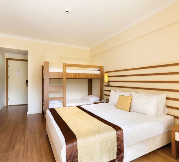 FAMILY 1 BEDROOM BALCONY ROOM Camerele