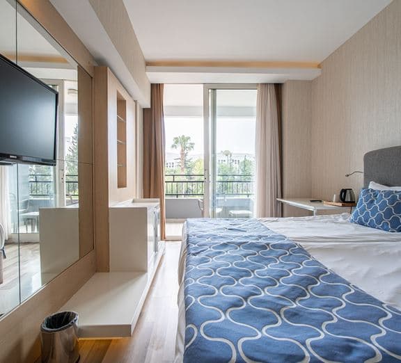 Main Building Land View Room Camerele