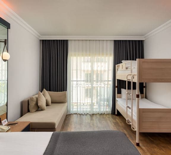QUADRIPLE ROOM MAIN BUILDING Camerele