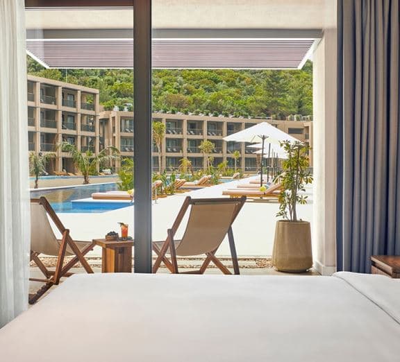 All Access with Pool View Camerele