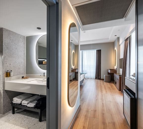 LARGE ROOM LANDVIEW BALCONY Camerele