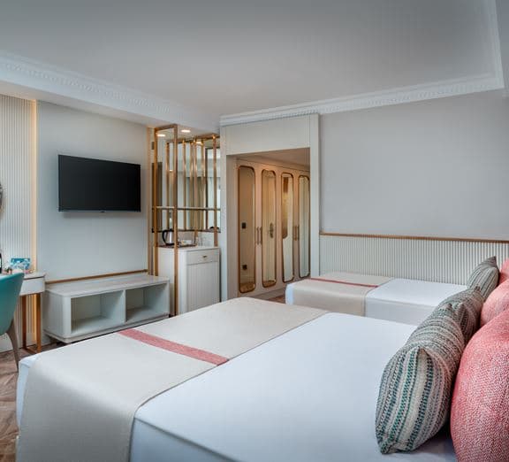 STANDARD ROOM LAND VIEW WITH BALCONY Camerele