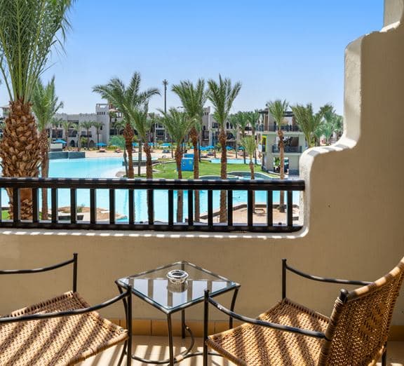 Standard Room Pool View Camerele