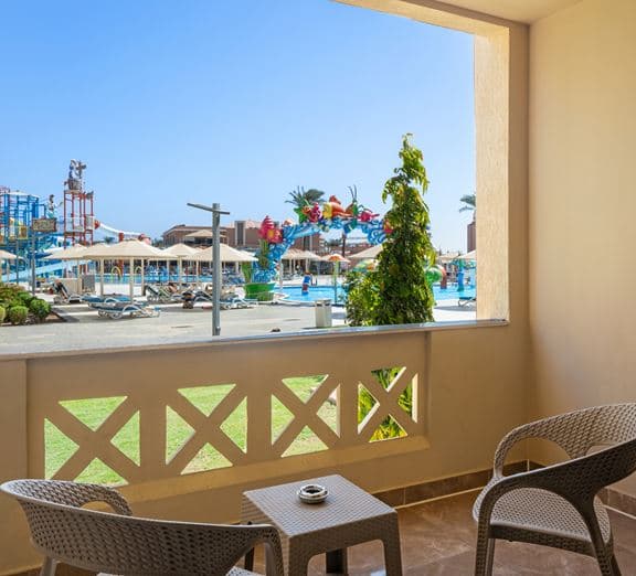 FAMILY ROOM POOL VIEW Camerele