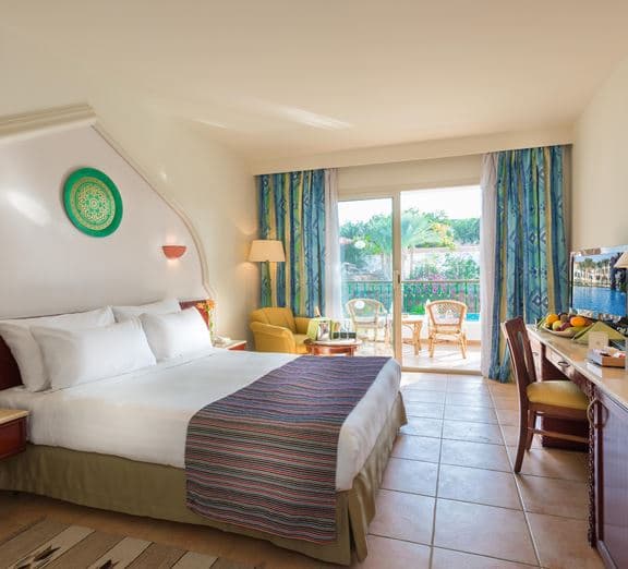 SUPERIOR POOL VIEW ROOM Camerele