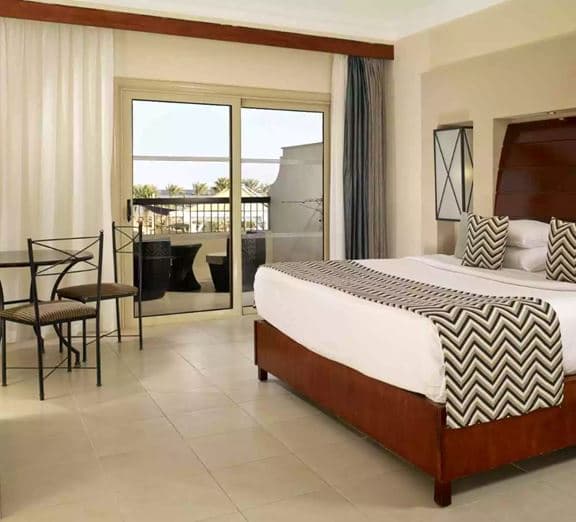 Standard garden or pool view room Camerele