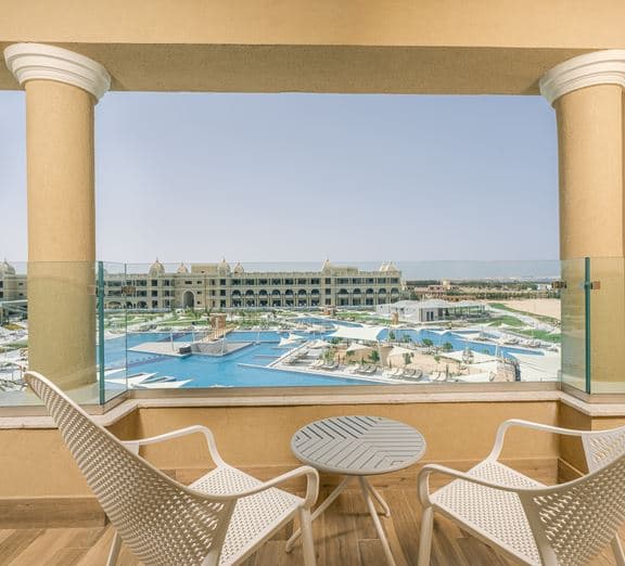 Standard Pool View Camerele